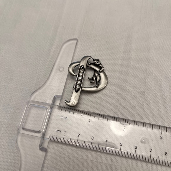 JJ Jonette letter “P” with cat brooch - Picture 5 of 6